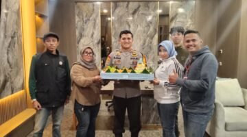 Hari Pers Nasional ke-80, Kapolsek Kelapa Gading Beri Sambutan dan Nasi Tumpeng kepada Awak Media