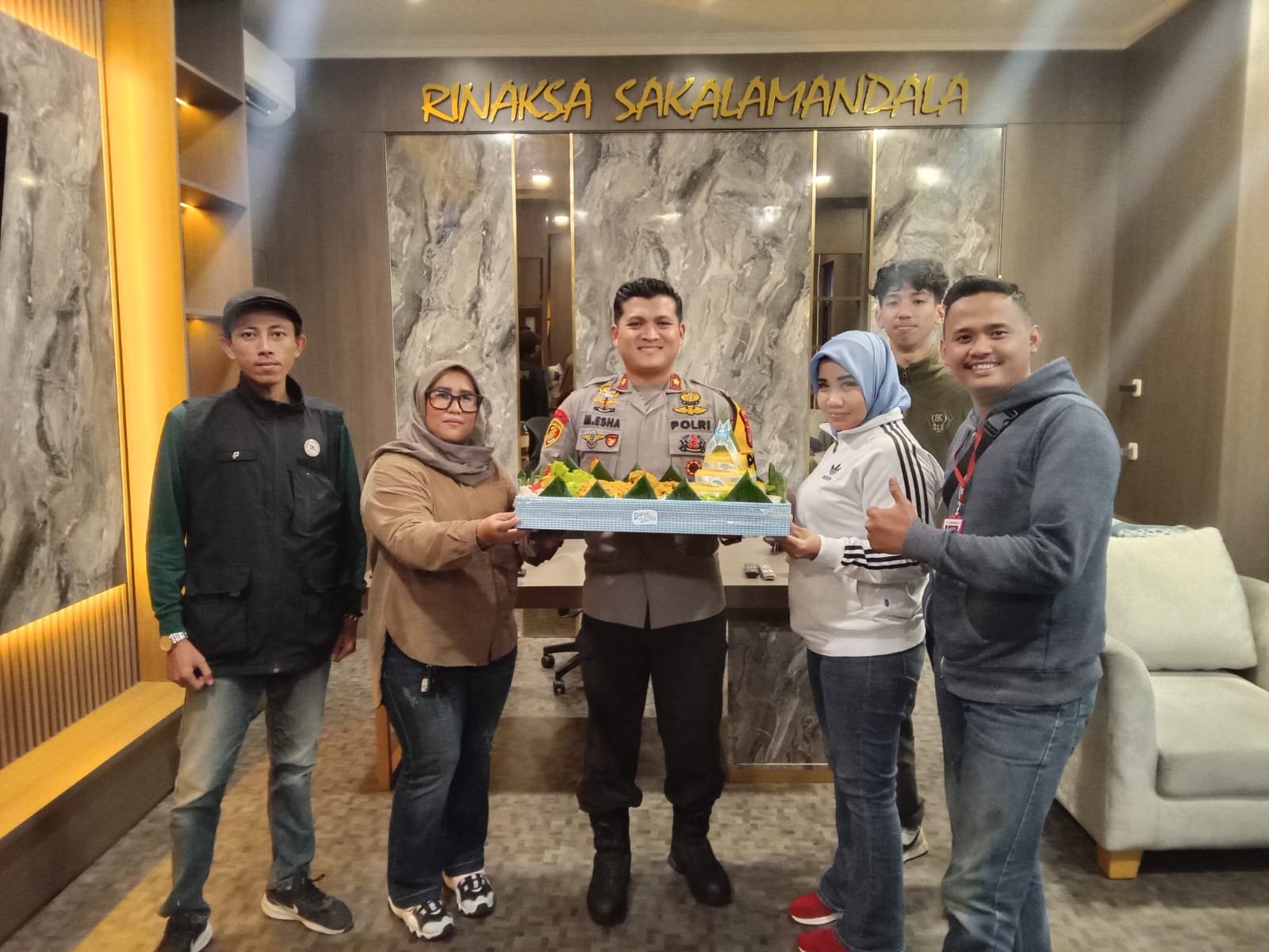 Hari Pers Nasional ke-80, Kapolsek Kelapa Gading Beri Sambutan dan Nasi Tumpeng kepada Awak Media