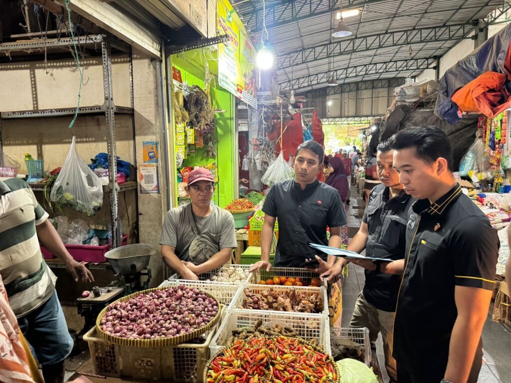 Portal Berita Indonesia dan Dunia Terkini Hari Ini, Update Harian Terbaru, Terlengkap, Tajam, Aktual dan Berimbang. Jelang Ramadhan Satgas Pangan Polres Gresik Sidak Pasar - Teropong Rakyat