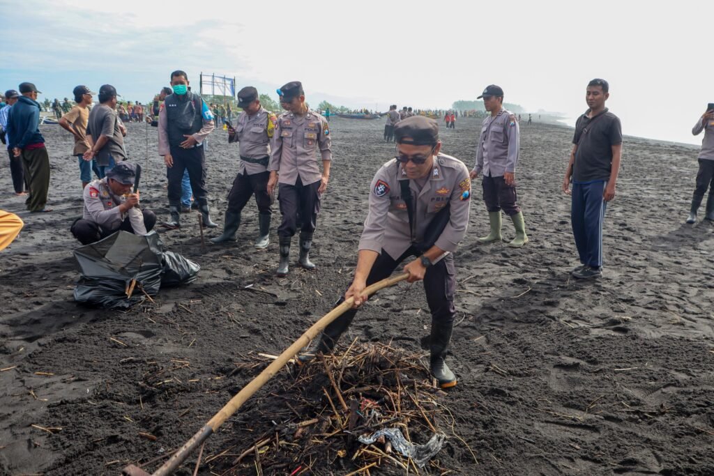 Portal Berita Indonesia dan Dunia Terkini Hari Ini, Update Harian Terbaru, Terlengkap, Tajam, Aktual dan Berimbang. Polres Lumajang Gelar Aksi Bersih - bersih Wujudkan Pantai Watu Pecak Asri - Teropong Rakyat