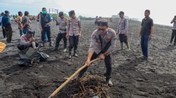 Polres Lumajang Gelar Aksi Bersih – bersih Wujudkan Pantai Watu Pecak Asri