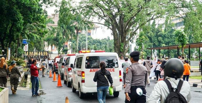 Iringan Ambulans “Kepung” Balai Kota, Warga Depok Protes BPJS Dinonaktifkan - Teropong Rakyat