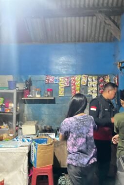 Polres Gresik Ungkap Peredaran Miras di Menganti, Puluhan Liter Miras Diamankan dari Warung Karaoke