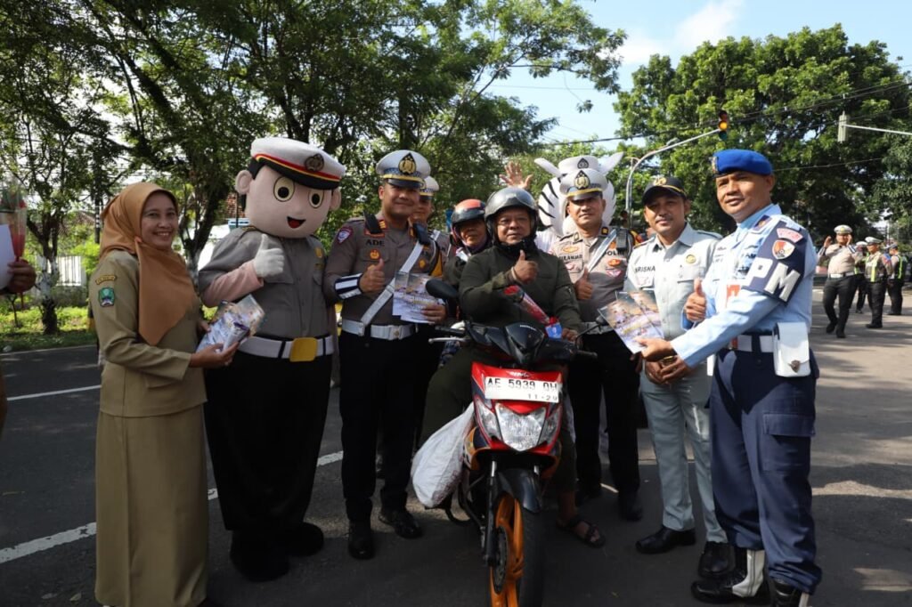 Portal Berita Indonesia dan Dunia Terkini Hari Ini, Update Harian Terbaru, Terlengkap, Tajam, Aktual dan Berimbang. Polres Magetan Berbagi Bunga dan Es Krim di Operasi Keselamatan Semeru 2026 - Teropong Rakyat