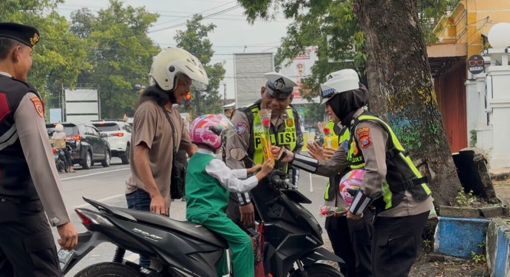 Portal Berita Indonesia dan Dunia Terkini Hari Ini, Update Harian Terbaru, Terlengkap, Tajam, Aktual dan Berimbang. Operasi Keselamatan Semeru Polres Ponorogo Beri Hadian Helm dan Cokelat Pengendara Tertib - Teropong Rakyat