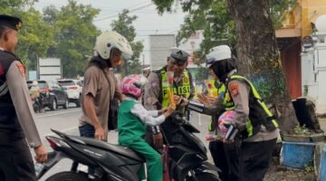 Operasi Keselamatan Semeru Polres Ponorogo Beri Hadian Helm dan Cokelat Pengendara Tertib