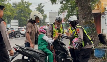 Operasi Keselamatan Semeru Polres Ponorogo Beri Hadian Helm dan Cokelat Pengendara Tertib - Teropong Rakyat