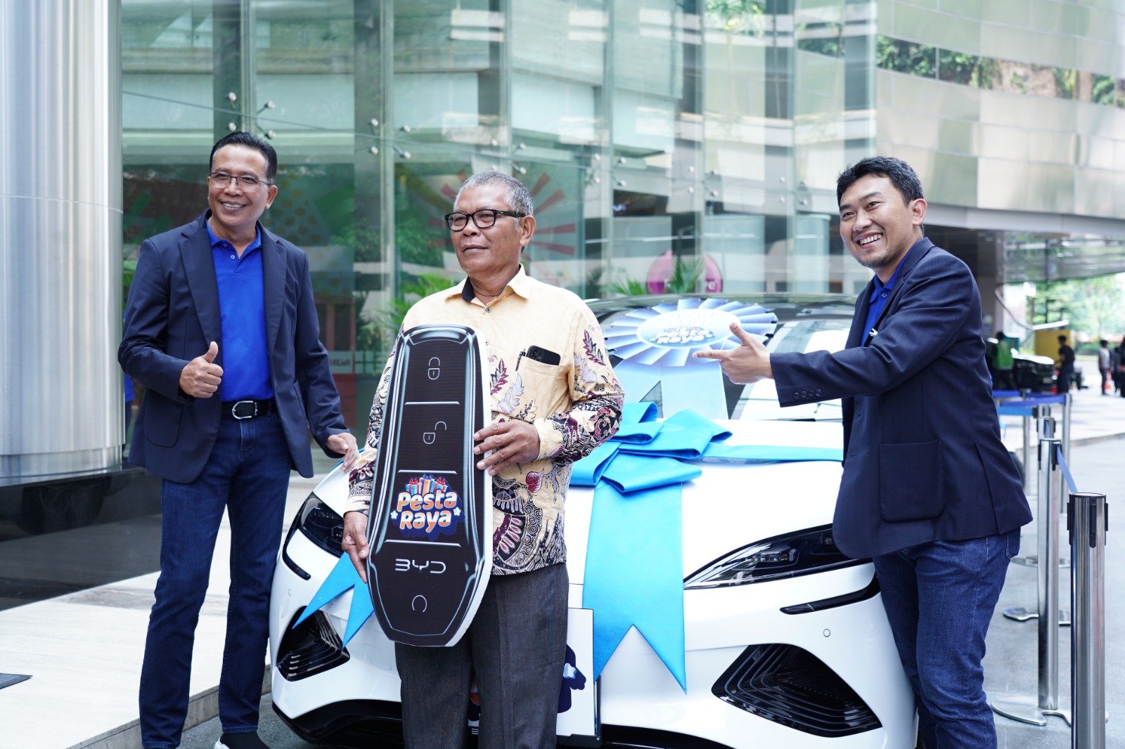 Pesta Raya Bikin Auto Cuan, Nasabah Bank Raya Bawa Pulang BYD hingga Motor Listrik