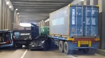 Rem Mendadak Berujung Chaos, Truk Trailer Amuk di Underpass Ciawi