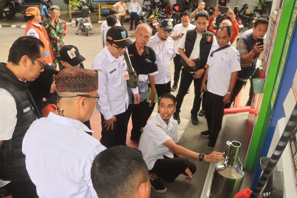 Portal Berita Indonesia dan Dunia Terkini Hari Ini, Update Harian Terbaru, Terlengkap, Tajam, Aktual dan Berimbang. Satgas Saber Polres Probolinggo Pastikan Harga dan Stok Sembako Hingga BBM Aman Jelang Ramadhan - Teropong Rakyat