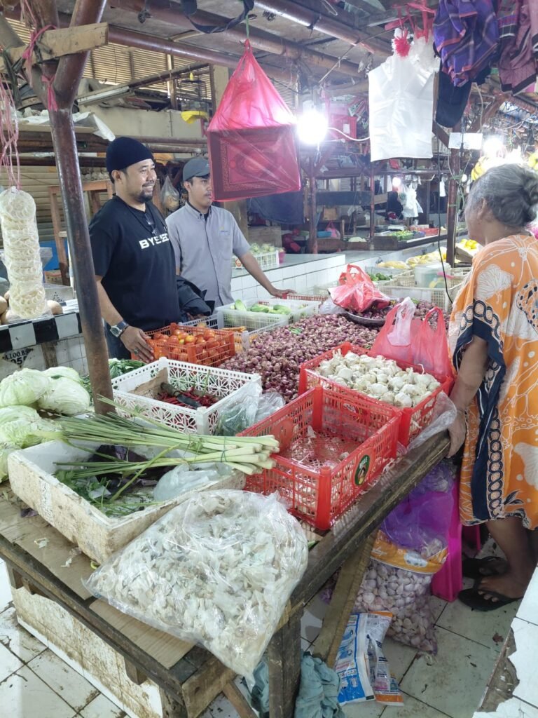 Portal Berita Indonesia dan Dunia Terkini Hari Ini, Update Harian Terbaru, Terlengkap, Tajam, Aktual dan Berimbang. Satgas Sapu Bersih Polres Metro Jakpus Cek Harga dan Stock Barang di Pasar - Teropong Rakyat