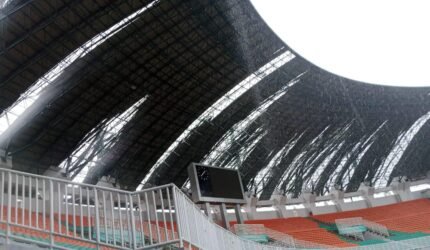 Puting Beliung Terjang Cibinong, Atap Stadion Pakansari Roboh—Ikon Olahraga Bogor Tak Berdaya Hadapi Cuaca Ekstrem - Teropong Rakyat