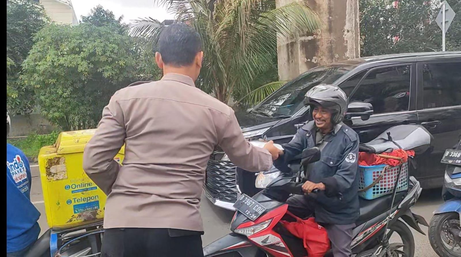 Portal Berita Indonesia dan Dunia Terkini Hari Ini, Update Harian Terbaru, Terlengkap, Tajam, Aktual dan Berimbang. Polsek Kelapa Gading Tunjukkan Kepedulian Lewat Pembagian Nasi Kotak dalam Kegiatan Jumat Berkah - Teropong Rakyat