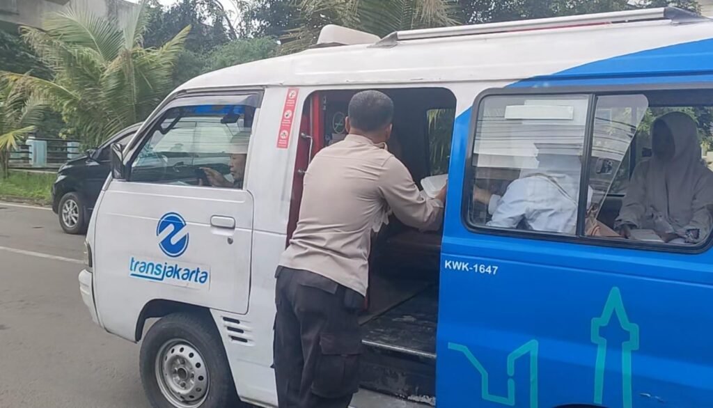 Portal Berita Indonesia dan Dunia Terkini Hari Ini, Update Harian Terbaru, Terlengkap, Tajam, Aktual dan Berimbang. Polsek Kelapa Gading Tunjukkan Kepedulian Lewat Pembagian Nasi Kotak dalam Kegiatan Jumat Berkah - Teropong Rakyat