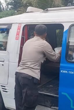 Polsek Kelapa Gading Tunjukkan Kepedulian Lewat Pembagian Nasi Kotak dalam Kegiatan Jumat Berkah