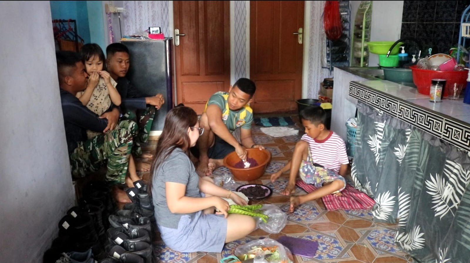 Dari Semenisasi Jalan ke Dapur Sederhana: Potret Humanis Satgas TMMD di Kutai Barat - Teropong Rakyat