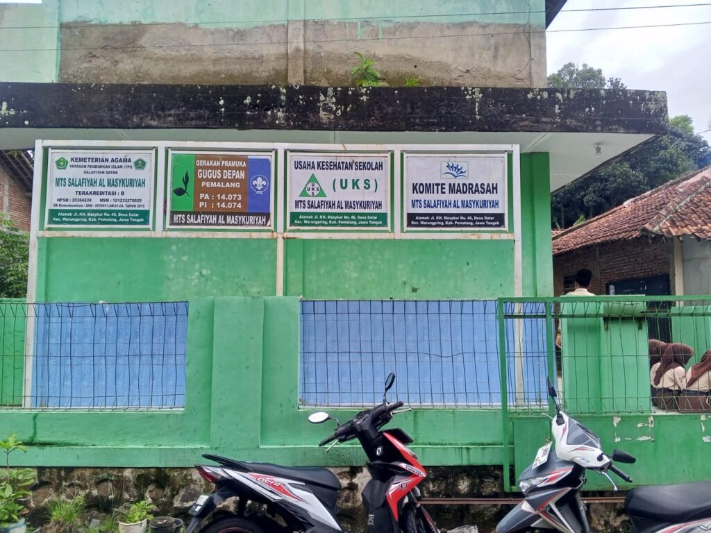 Portal Berita Indonesia dan Dunia Terkini Hari Ini, Update Harian Terbaru, Terlengkap, Tajam, Aktual dan Berimbang. Diduga Aniaya Siswa, Oknum Kepala Sekolah MTs Salafiyah Almasukuriah Akan Dilaporkan ke Polres Pemalang - Teropong Rakyat