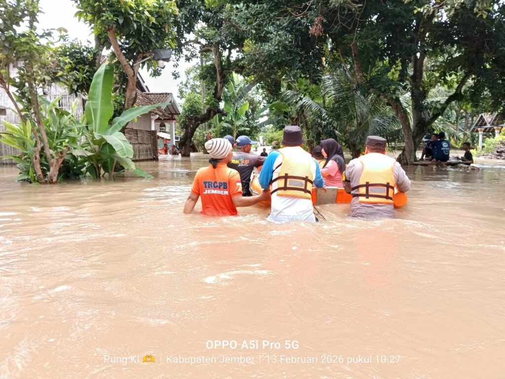 Portal Berita Indonesia dan Dunia Terkini Hari Ini, Update Harian Terbaru, Terlengkap, Tajam, Aktual dan Berimbang. Polres Jember Evakuasi Korban Banjir di Rambipuji Pastikan Bantuan Tersalurkan - Teropong Rakyat