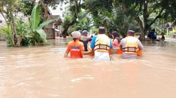 Polres Jember Evakuasi Korban Banjir di Rambipuji Pastikan Bantuan Tersalurkan