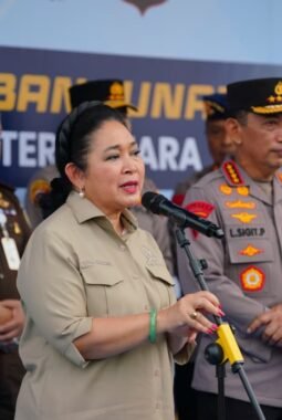Hadiri Pelepasan 22 Kontainer Bantuan Kemanusiaan Korban Bencana Sumatra, Ketua Komisi IV DPR RI Apresiasi Polri