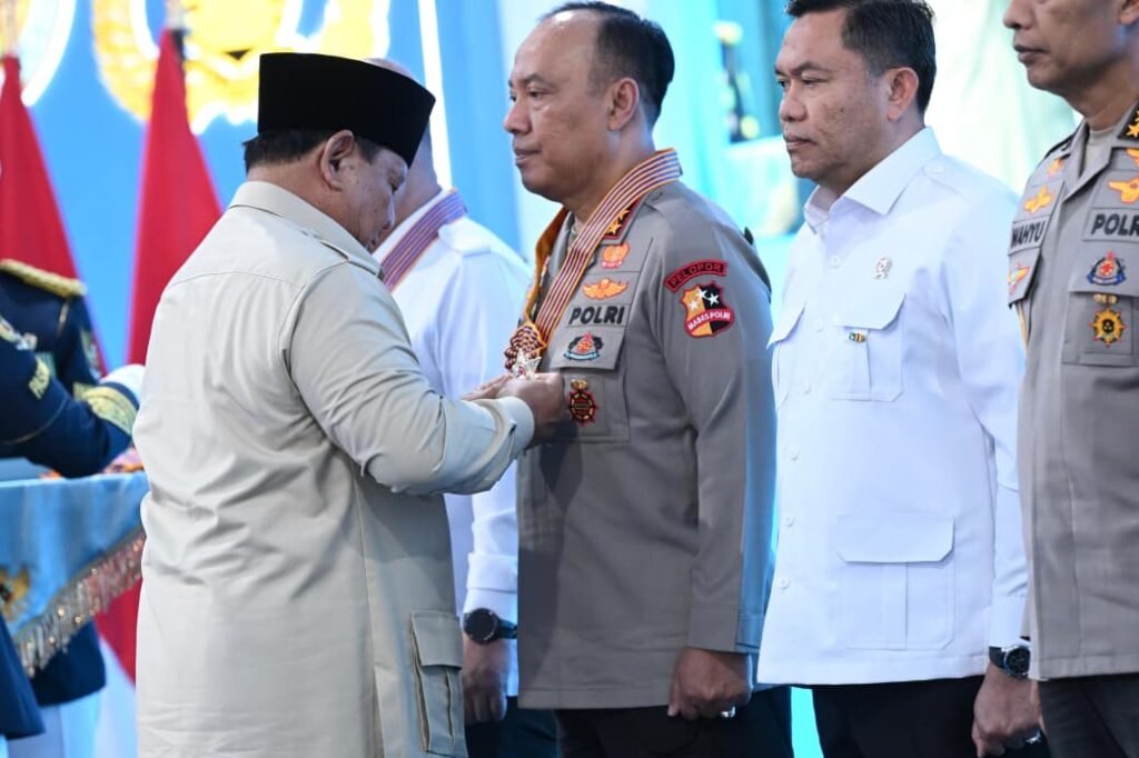 Portal Berita Indonesia dan Dunia Terkini Hari Ini, Update Harian Terbaru, Terlengkap, Tajam, Aktual dan Berimbang. Presiden Prabowo Anugerahkan Tanda Kehormatan kepada 70 Tokoh Penggerak Gizi dan Ketahanan Pangan Nasional - Teropong Rakyat