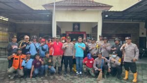 Portal Berita Indonesia dan Dunia Terkini Hari Ini, Update Harian Terbaru, Terlengkap, Tajam, Aktual dan Berimbang. Forkopimcam Pakisaji Kompak Bersihkan Lingkungan Lewat Program Indonesia ASRI - Teropong Rakyat