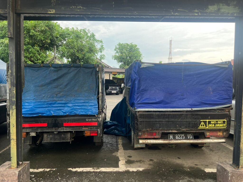 Portal Berita Indonesia dan Dunia Terkini Hari Ini, Update Harian Terbaru, Terlengkap, Tajam, Aktual dan Berimbang. Polres Sumenep Bongkar Jaringan Penyalahgunaan BBM Subsidi, Lima Orang Ditetapkan Tersangka - Teropong Rakyat