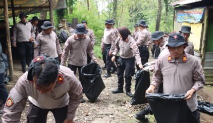 Gerakan Indonesia ASRI : Polres Magetan Gelar Korve di Jalur Pendakian Gunung Lawu - Teropong Rakyat