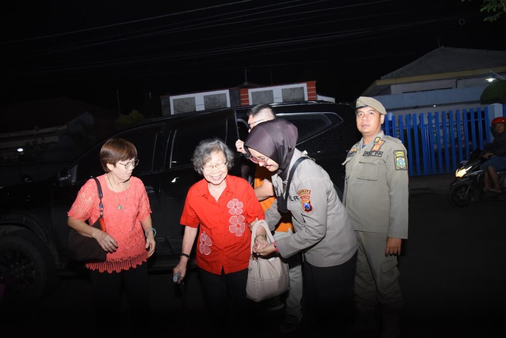 Portal Berita Indonesia dan Dunia Terkini Hari Ini, Update Harian Terbaru, Terlengkap, Tajam, Aktual dan Berimbang. Respon Sigap Polwan Polres Bondowoso Layani Jemaat di Vihara Ariya Maitera - Teropong Rakyat