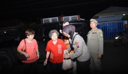 Respon Sigap Polwan Polres Bondowoso Layani Jemaat di Vihara Ariya Maitera - Teropong Rakyat