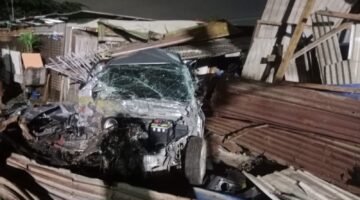 Mobil Avanza Tertabrak Kereta Api di Perlintasan Kampung Bahari Jakarta Utara, Dua Pengendara Selamat