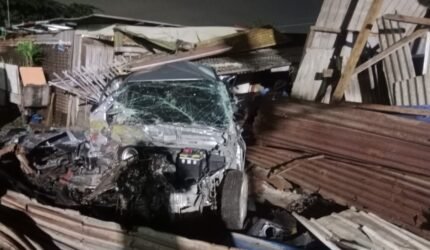 Mobil Avanza Tertabrak Kereta Api di Perlintasan Kampung Bahari Jakarta Utara, Dua Pengendara Selamat - Teropong Rakyat