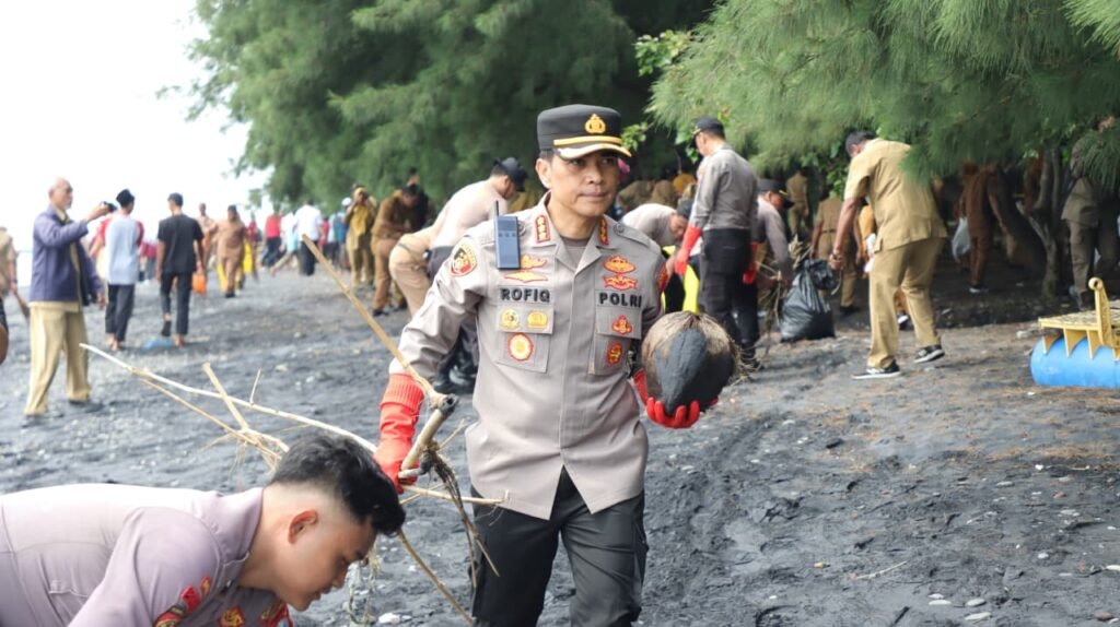 Portal Berita Indonesia dan Dunia Terkini Hari Ini, Update Harian Terbaru, Terlengkap, Tajam, Aktual dan Berimbang. Polresta Banyuwangi Wujudkan Wisata Aman dan Resik Melalui Gerakan Banyuwangi Asri - Teropong Rakyat
