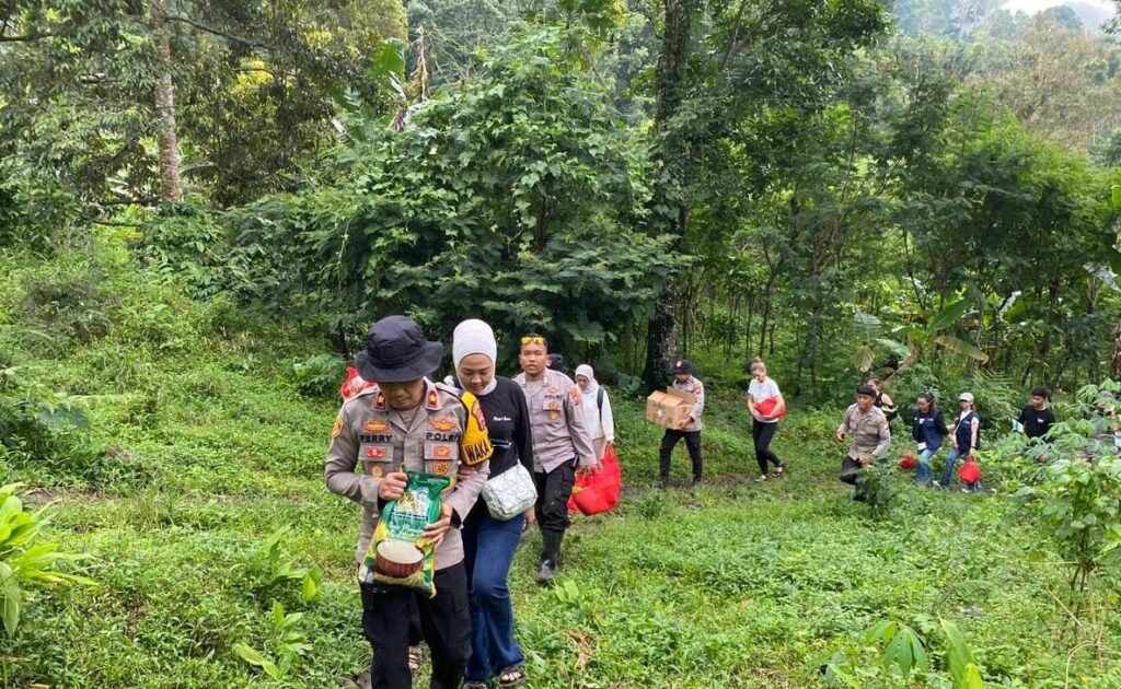 Polri Peduli : Medan Sulit dan Daerah Terpencil Tak Surutkan Polres Jember Salurkan Bantuan Untuk Warga - Teropong Rakyat