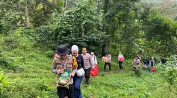 Polri Peduli : Medan Sulit dan Daerah Terpencil Tak Surutkan Polres Jember Salurkan Bantuan Untuk Warga