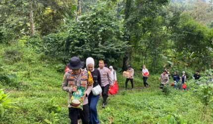 Polri Peduli : Medan Sulit dan Daerah Terpencil Tak Surutkan Polres Jember Salurkan Bantuan Untuk Warga - Teropong Rakyat