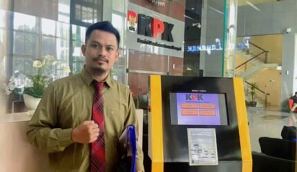 Antrean Panjang, Dugaan Jalur Khusus? Haji Kota Serang Jadi Sorotan - Teropong Rakyat