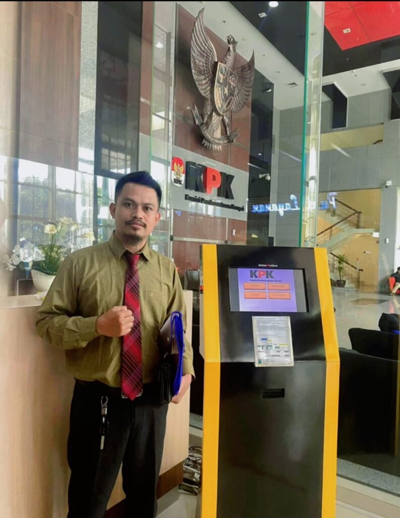 Portal Berita Indonesia dan Dunia Terkini Hari Ini, Update Harian Terbaru, Terlengkap, Tajam, Aktual dan Berimbang. Antrean Panjang, Dugaan Jalur Khusus? Haji Kota Serang Jadi Sorotan - Teropong Rakyat