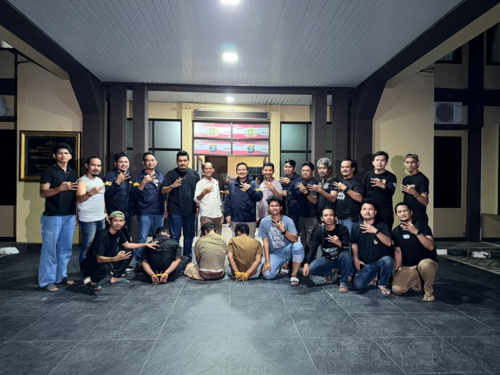 Portal Berita Indonesia dan Dunia Terkini Hari Ini, Update Harian Terbaru, Terlengkap, Tajam, Aktual dan Berimbang. Bareskrim Polri dan Polda Lampung Bongkar Perampokan Rp800 Juta di Tulang Bawang - Teropong Rakyat