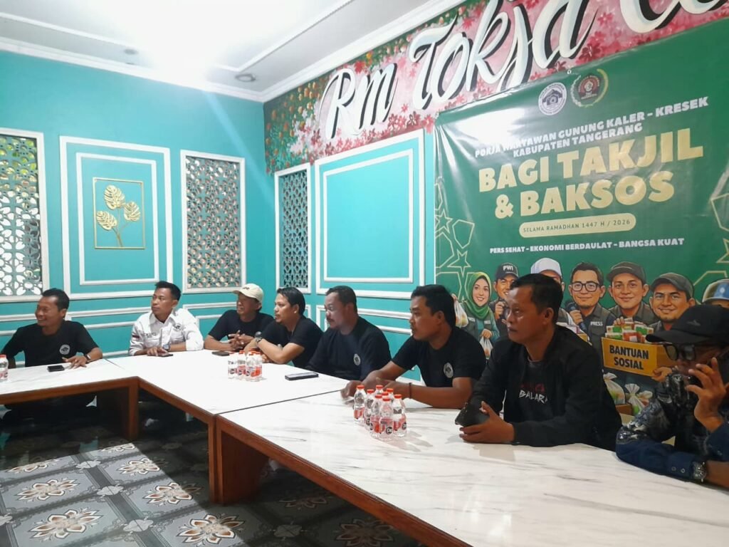 Portal Berita Indonesia dan Dunia Terkini Hari Ini, Update Harian Terbaru, Terlengkap, Tajam, Aktual dan Berimbang. Usai Berbagi Takjil Gratis, Pokja Wartawan Gunung Kaler-Kresek Gelar Diskusi dan Buka Bersama di RM Tokja - Teropong Rakyat
