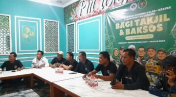 ‎Usai Berbagi Takjil Gratis, Pokja Wartawan Gunung Kaler-Kresek Gelar Diskusi dan Buka Bersama di RM Tokja