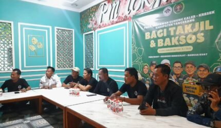 ‎Usai Berbagi Takjil Gratis, Pokja Wartawan Gunung Kaler-Kresek Gelar Diskusi dan Buka Bersama di RM Tokja - Teropong Rakyat