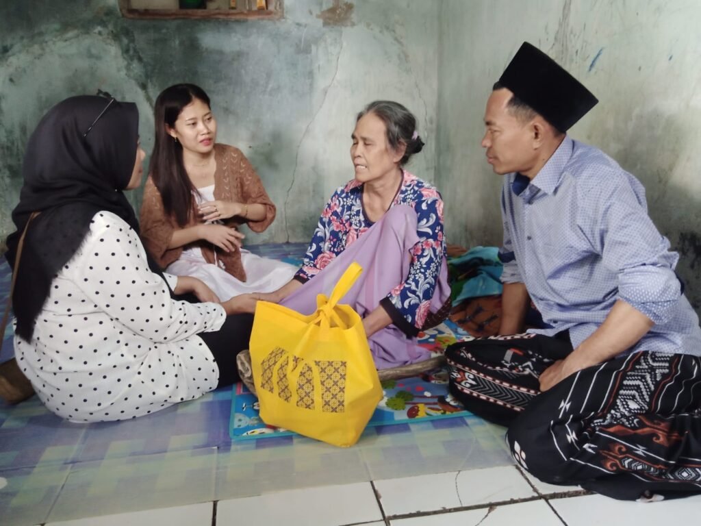 Portal Berita Indonesia dan Dunia Terkini Hari Ini, Update Harian Terbaru, Terlengkap, Tajam, Aktual dan Berimbang. Lanjutkan Baksos Ramadan, Pokja Wartawan Gunung Kaler-Kresek Berbagi Sembako dan Santuni Nenek Tuna Netra di Desa Sidoko - Teropong Rakyat
