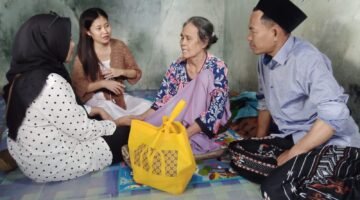 Lanjutkan Baksos Ramadan, Pokja Wartawan Gunung Kaler-Kresek Berbagi Sembako dan Santuni Nenek Tuna Netra di Desa Sidoko