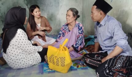 ‎Lanjutkan Baksos Ramadan, Pokja Wartawan Gunung Kaler-Kresek Berbagi Sembako dan Santuni Nenek Tuna Netra di Desa Sidoko - Teropong Rakyat