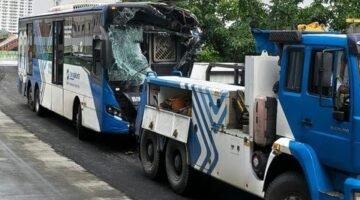 Dua Bus Transjakarta Tabrakan di Jalur Layang Cipulir, Sejumlah Penumpang Luka