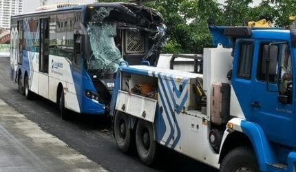Dua Bus Transjakarta Tabrakan di Jalur Layang Cipulir, Sejumlah Penumpang Luka - Teropong Rakyat
