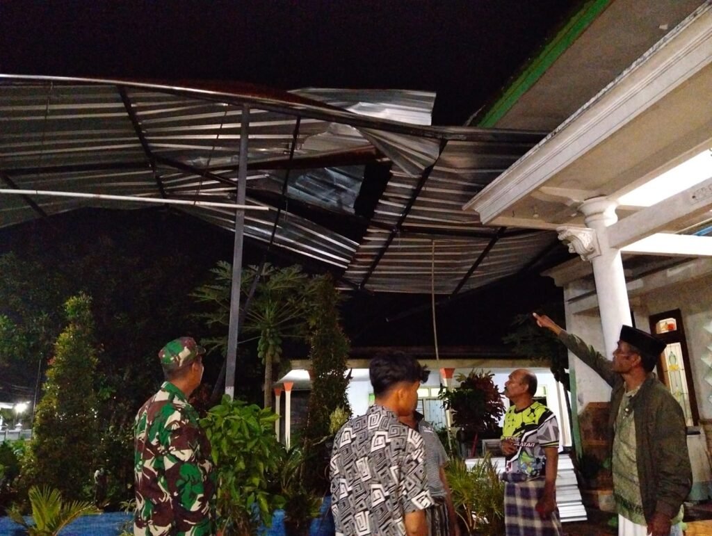 Portal Berita Indonesia dan Dunia Terkini Hari Ini, Update Harian Terbaru, Terlengkap, Tajam, Aktual dan Berimbang. Angin Puting Beliung Terjang 15 Rumah di Bantur, Kerugian Capai Rp30 Juta - Teropong Rakyat