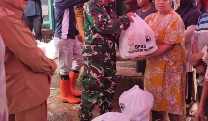 Bupati Malang Tinjau Lokasi Puting Beliung di Rejoyoso, 15 Rumah Terdampak Terima Bantuan - Teropong Rakyat