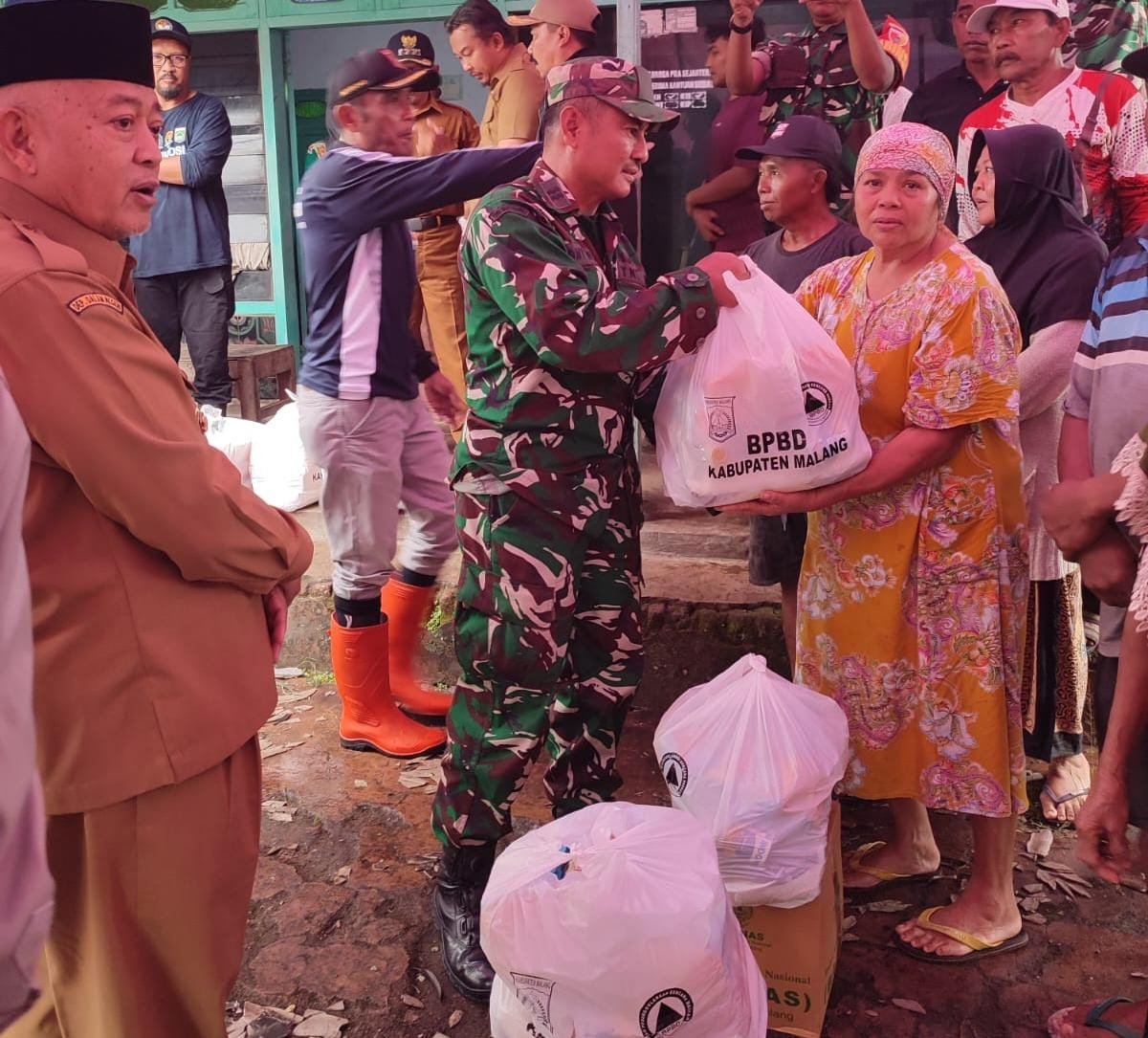 Bupati Malang Tinjau Lokasi Puting Beliung di Rejoyoso, 15 Rumah Terdampak Terima Bantuan